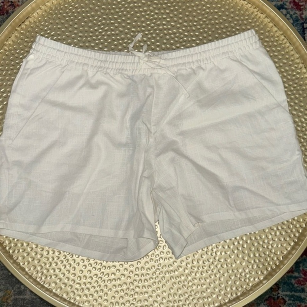 NWT Divided white linen shorts size medium